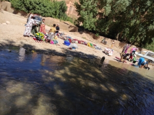 Lavage des couvertures sur oued Toudgha